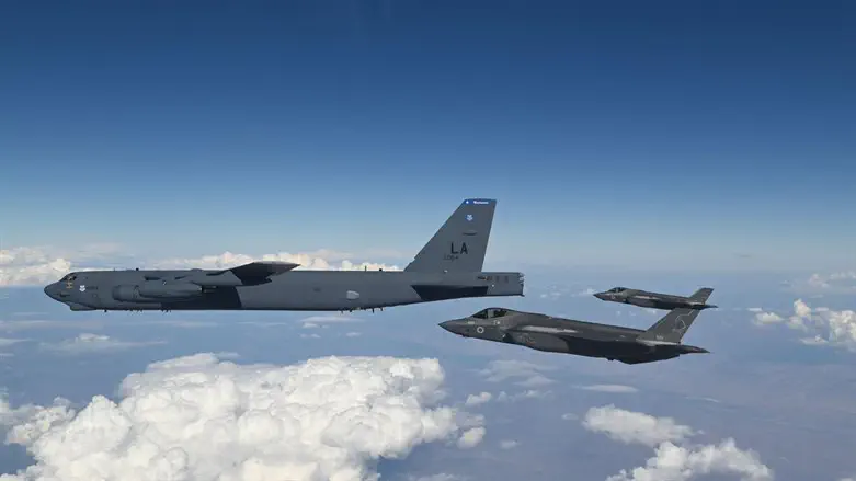 Самолеты израильских ВВС сопровождают американские бомбардировщики