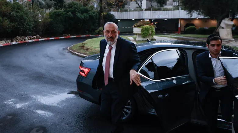 דרעי מגיע לפגישה עם נתניהו