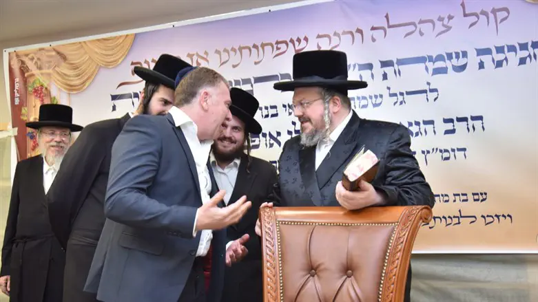 בן האדמור עם ראש העיר