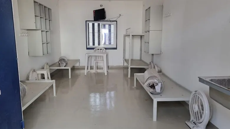 חדר באגף החדש בכלא גלבוע