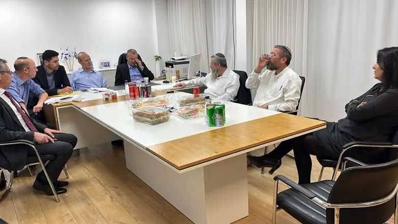 עו"ד אושרית לוי (מימין) במהלך מפגש של צוות נעם עם נציגי הליכוד