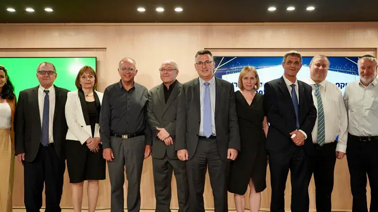 סער בטקס הענקת אות יקירי המשפט העברי