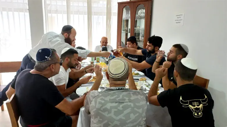 'לחיים' בבית חב"ד בקרטחנה