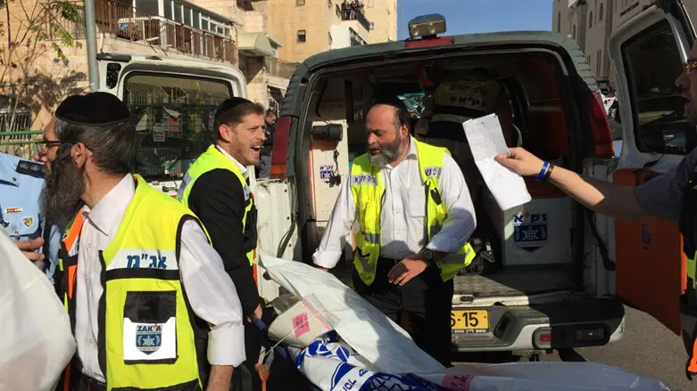 מטפלים בנרצחי הטבח בהר נוף