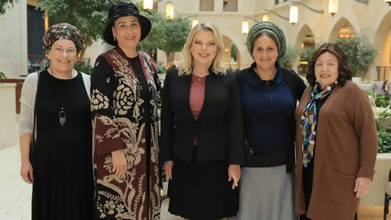 נשות ראשי הקואליציה. יפה דרעי שניה משמאל