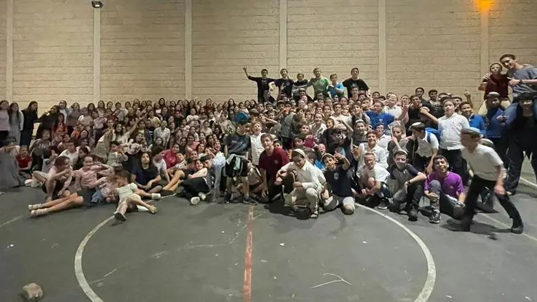 חניכי תנועת עזרא