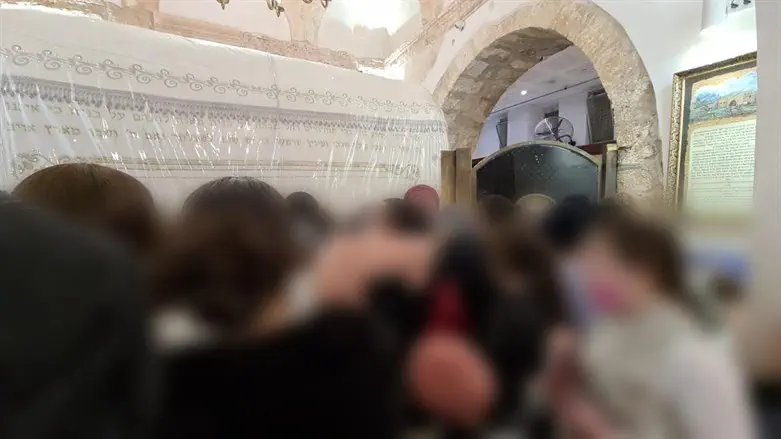התפילה המרגשת של הנשים שחולצו בקבר רחל