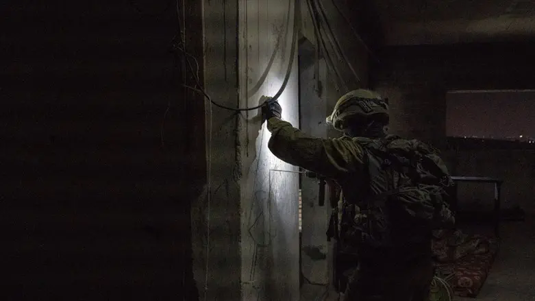 Солдат ЦАХАЛа наносит на карту дом террориста