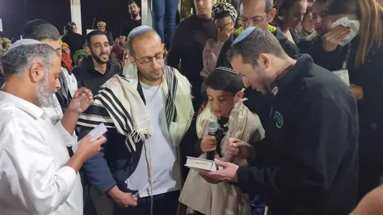 אדיר בן ה-11, בנו של תמיר אביחי שנרצח בפיגוע באריאל, אומר קדיש בהלווית אביו