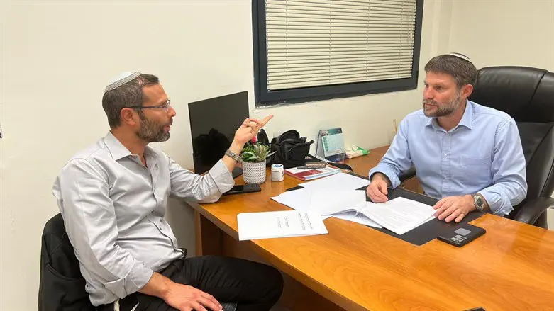 ישראל גנץ בדיוני המשא ומתן יחד עם יו"ר הציונות הדתית בצלאל סמוטריץ'