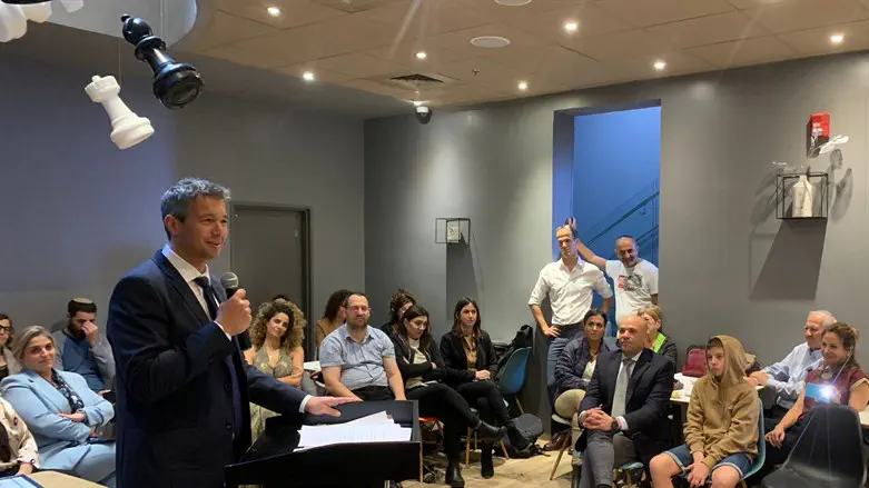 יועז הנדל נפרד מעובדי המשרד