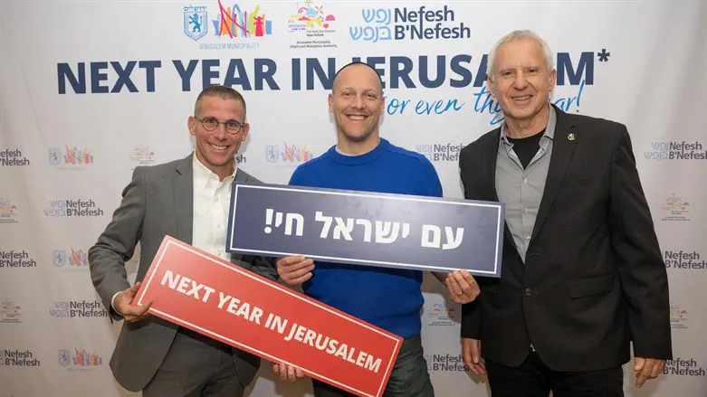 NBN Executive VP Zev Gershinsky (L) with Pini Glinkewitz (R) and a potential immigrant