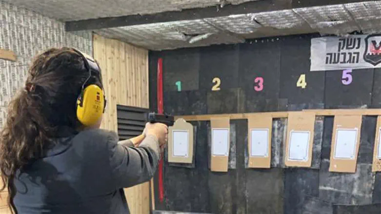 Шарен Мирьям Аскель на тренировке в тире