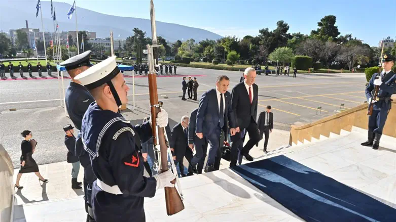 בני גנץ וניקולאוס פנגיוטופולוס  