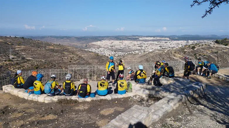 The cyclists visit Gush Etzion