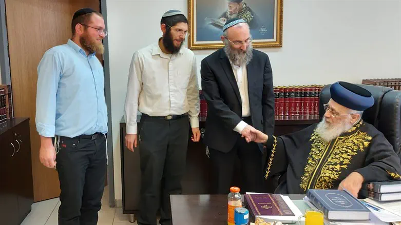 נציגי מכון צומת עם הרב יצחק יוסף