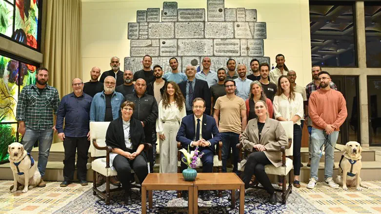 הרצוג ורעייתו עם הלוחמים המשוחררים