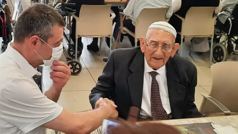 מיטשניק עם יעקב סיקא אהרוני