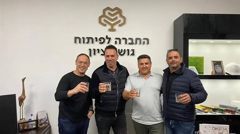 רשת מקס סטוק מגיעה לגוש עציון