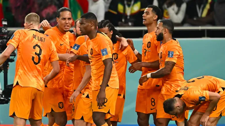 שחקני הולנד חוגגים פתיחה ברגל ימין