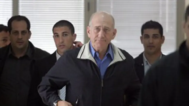 לראשונה על דוכן העדים. אולמרט