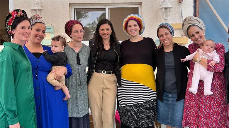 שקד בביקור במחנה הזמני יתיר של הגרעין שעתיד לעלות לחירן