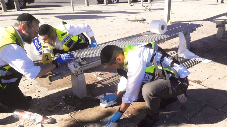 מתנדבי זק"א בזירת הפיגוע