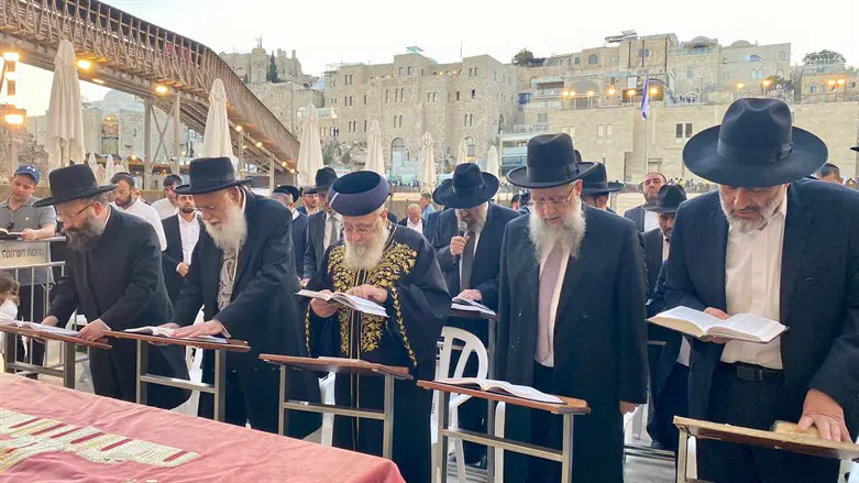 הרב יצחק יוסף ורבנים בכותל
