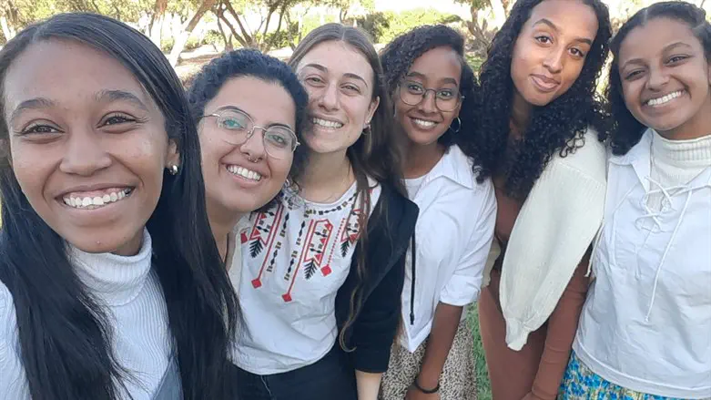 חניכות ומדריכות בחגיגות בסיגד