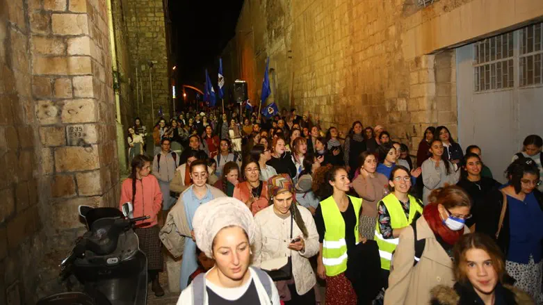 מאות בסיבוב השערים המסורתי