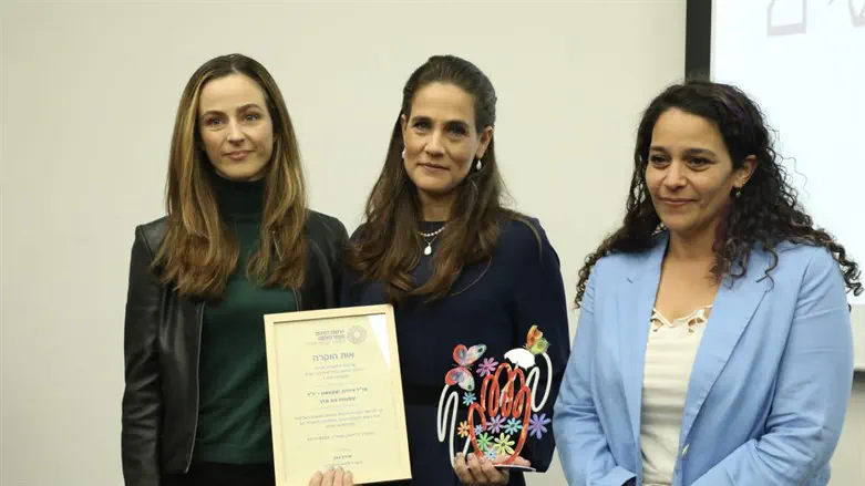 צילית יעקבסון מקבלת את האות