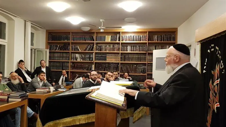 הרב ארנטרוי בשיעור בבית המדרש