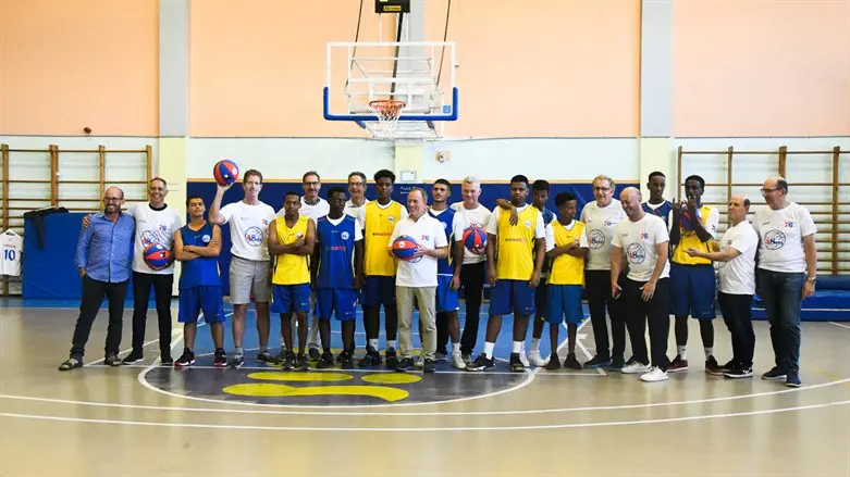 האריס וחבריו עם ילדי התכנית הייחודית במהלך הביקור המיוחד