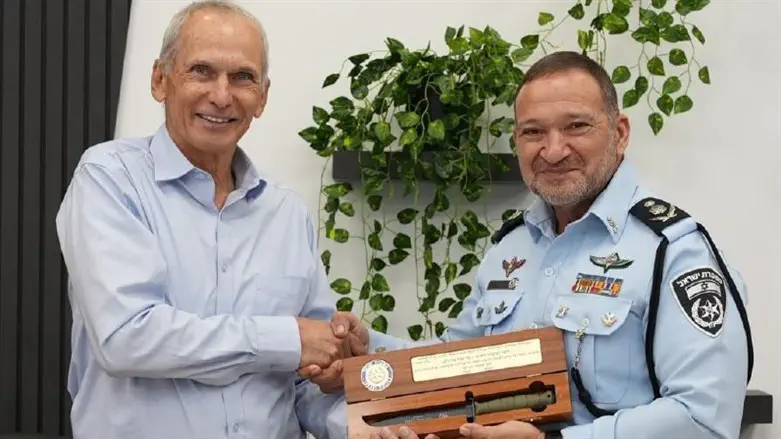 השר בר לב מקבל את הסכין מהמפכ"ל