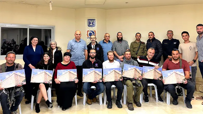 מקבלי התעודות והנערה תמר אהרון (סמוך לח"כ סטרוק)