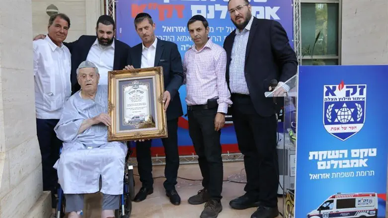 אזרואל (יושב משמאל) תרם אמבולנס לזק"א בשנה שעברה