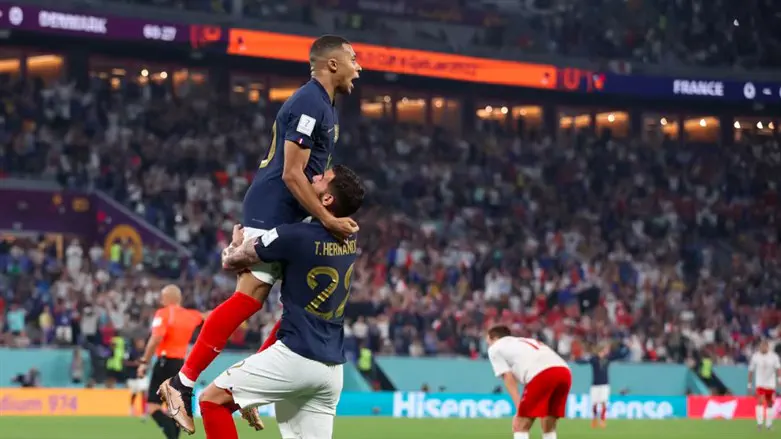 אמבפה במדי צרפת. ייעדר מול ישראל