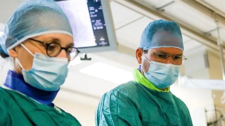 פרופ' רן קורנובסקי וד"ר חנה וקנין שהיו שותפים לניתוח