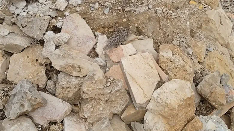 אבני הנאנדרטה שנופצה