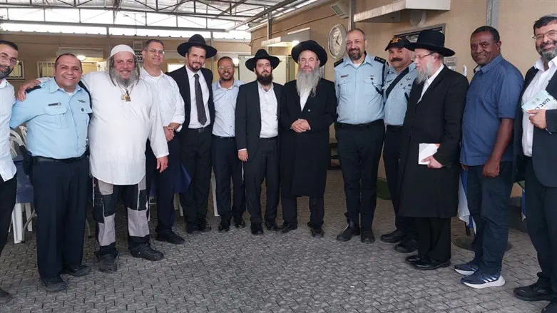 רבני חריש יחד עם רב המשטרה ומפקדי התחנות