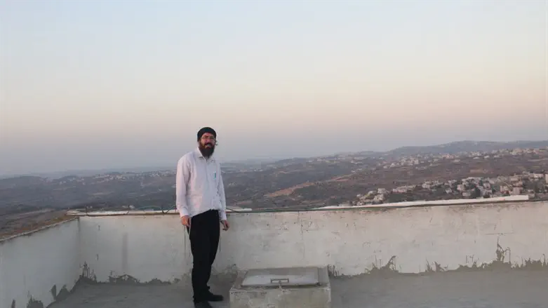 הרב שנדורפי ליד המאגר