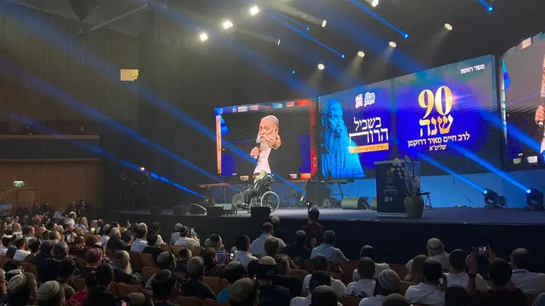 הרב דרוקמן נואם בפני האלפים