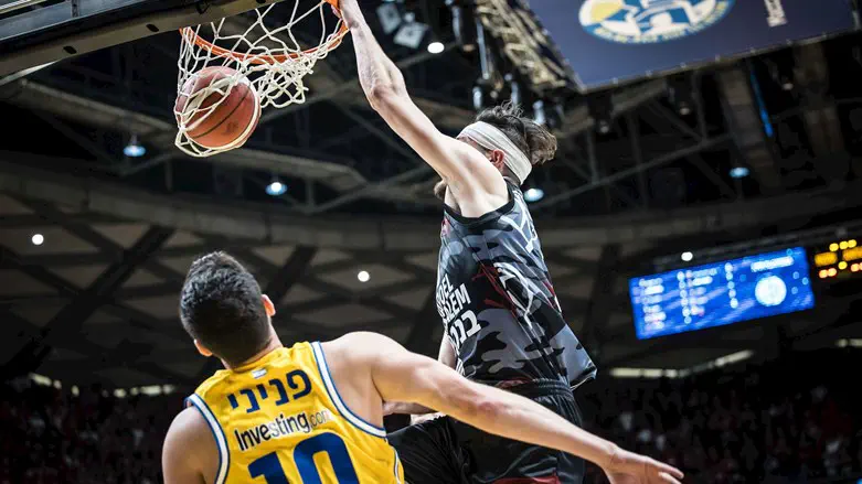 הנקינקס. מטביע הערב את מכבי בהיכל