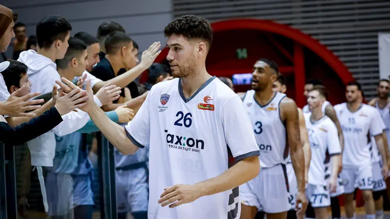 שחקני קריית אתא אומרים תודה לקהל האוהדים בסיום