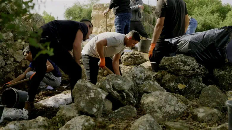 חניכים בזמן עבודה בחפירה