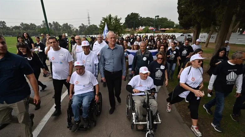 בני גנץ צועד עם האלפים