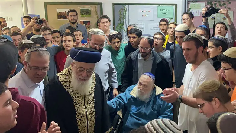 הרב דרוקמן והרב עמאר עם התלמידים