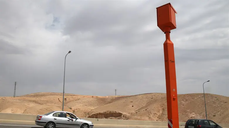 מצלמת מהירות לא יכולה לשמש תחליף מלא לשוטר. מצלמת מהירות