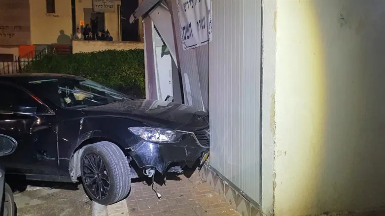 Машина врезалась в синагогу