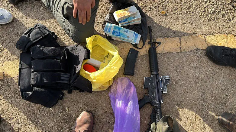 כסף נשק וציוד שנתפס